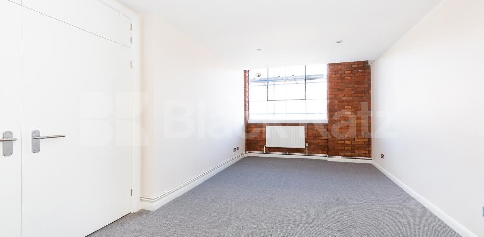 			VIRTUAL TOUR AVAILABLE!, 3 Bedroom, 1 bath, 1 reception Apartment			 Dove Road, CANONBURY-ISLINGTON